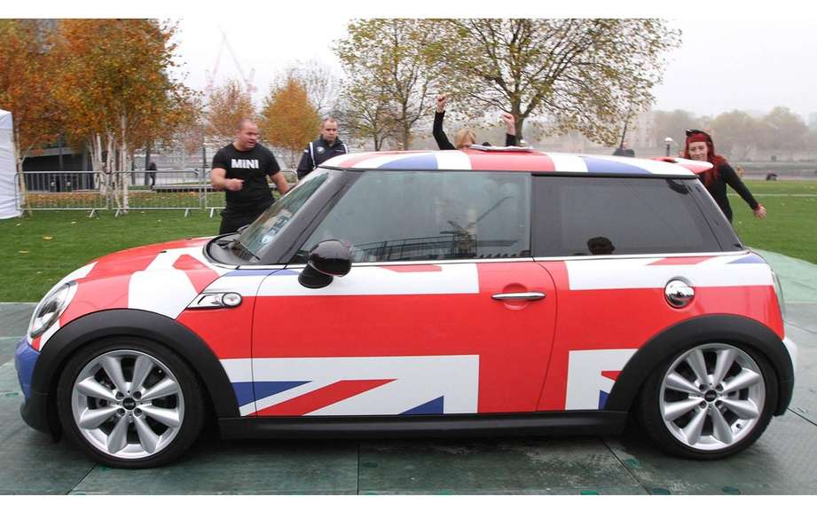 Mini Cooper welcoming 28 gymnasts for the Guinness World Records picture #2