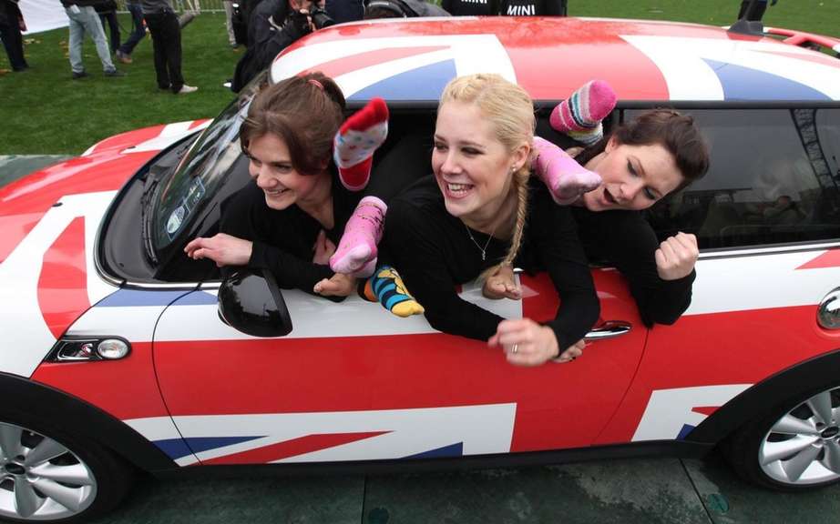 Mini Cooper welcoming 28 gymnasts for the Guinness World Records picture #3