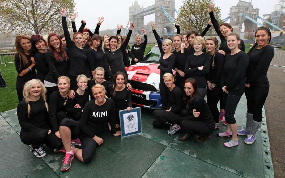Mini Cooper welcoming 28 gymnasts for the Guinness World Records picture #5