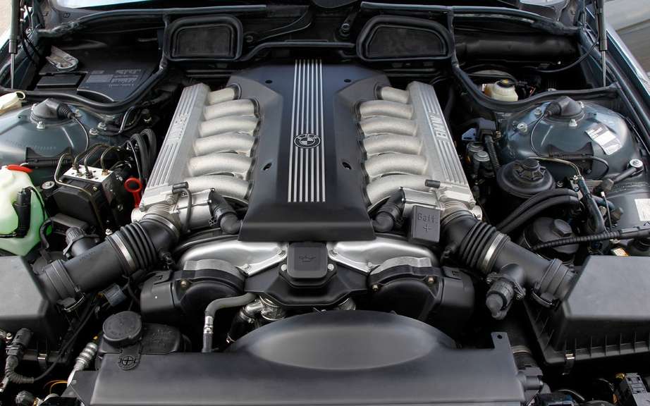 BMW USA commemorates 25 years of the V12 engine picture #6