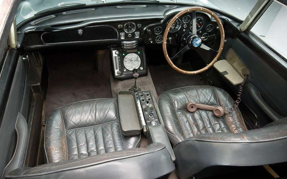 Aston Martin DB5 1964 Sir James Bond: Sold $ 4.6 million picture #11