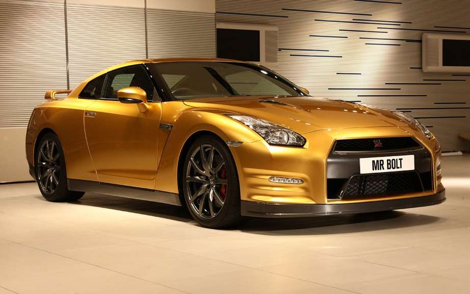 Nissan GT-R gold signed Usain Bolt picture #2