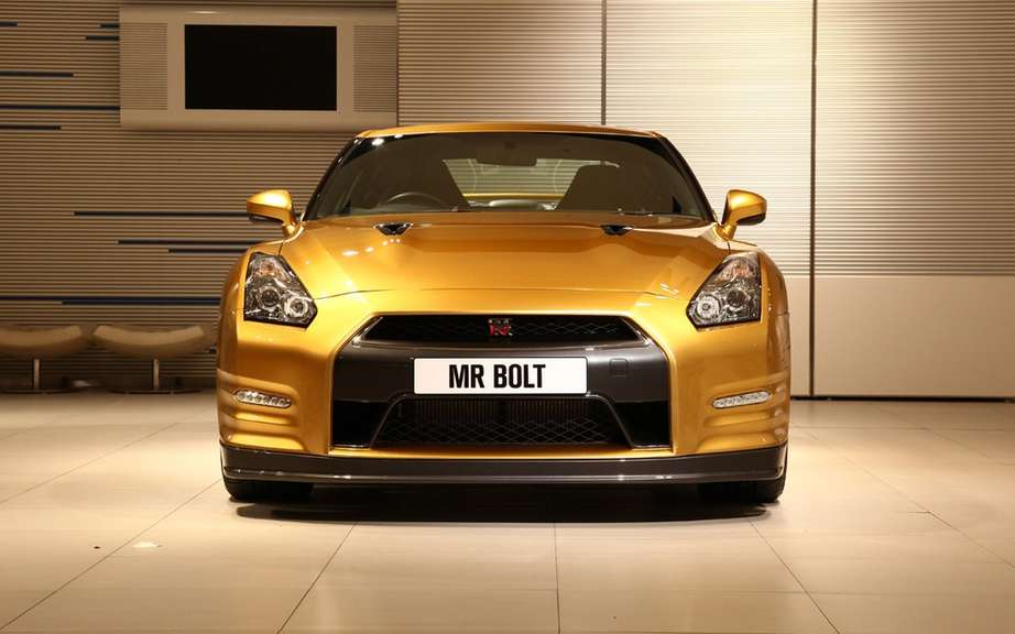 Nissan GT-R gold signed Usain Bolt picture #3
