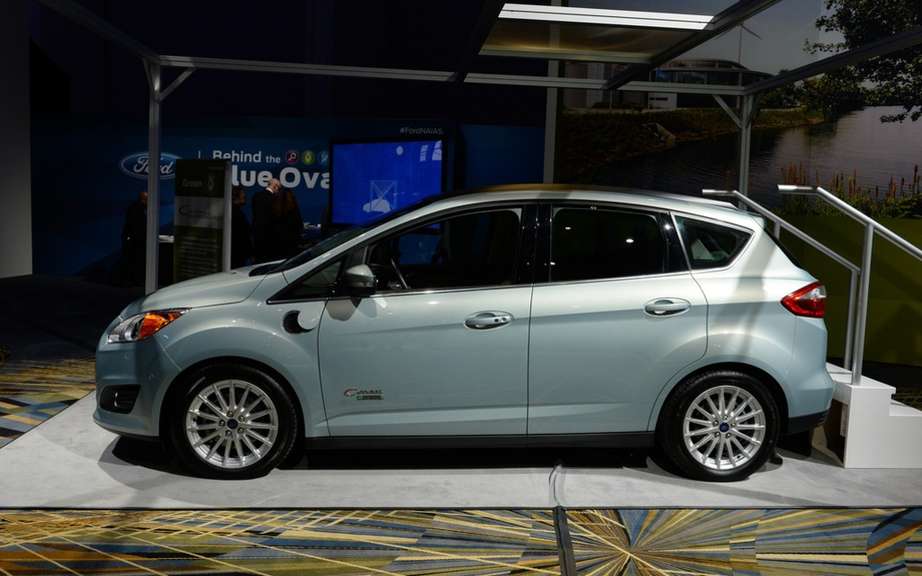 Ford C-MAX Hybrid 2013: it can travel 917 km with a full tank of gas