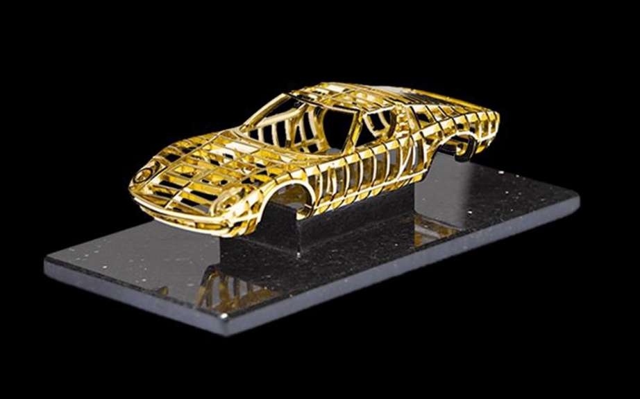 Lamborghini Miura: a sculpture in 24k gold picture #1