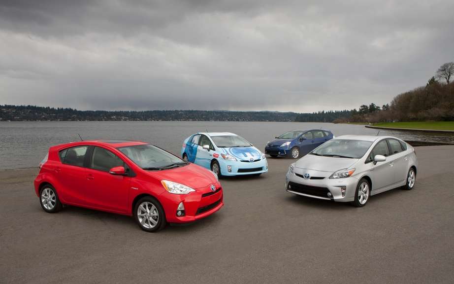 Toyota launches the first program certified used hybrid vehicles in Canada picture #1