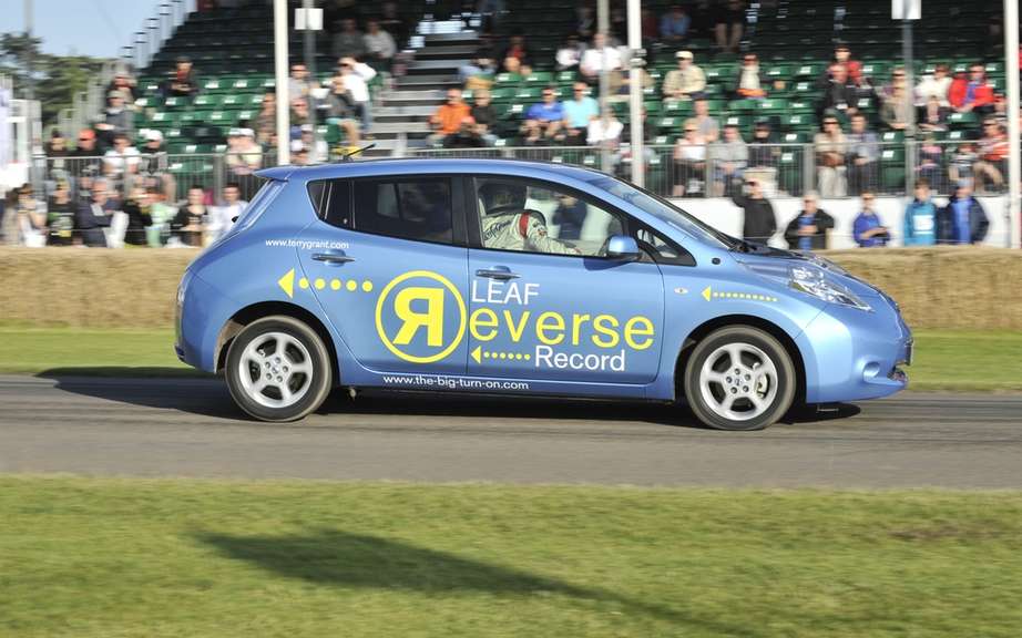 Nissan LEAF is a leap into the future ... running back picture #1