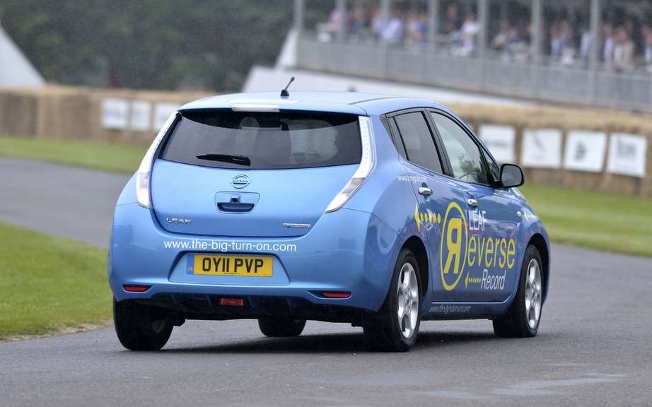 Nissan LEAF is a leap into the future ... running back picture #3