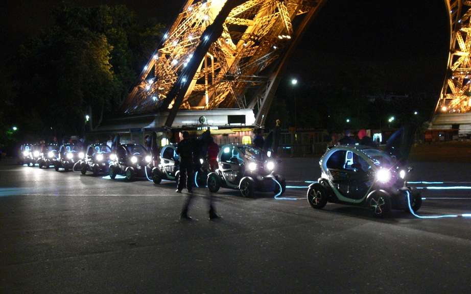 Renault Twizy electrifies the Eiffel Tower