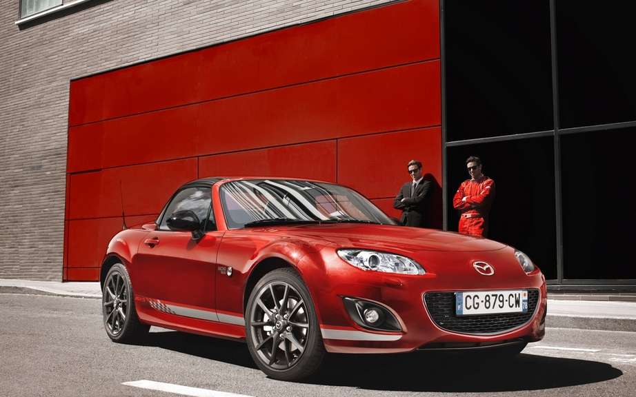 "Racing MX-5 by" Mazda roadster cultivates his dual personality "Chic & Sport" in limited series.