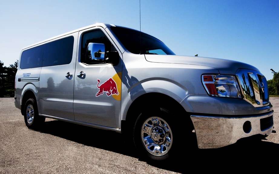 Nissan NV3500 HD: it transports the team of Red Bull Racing