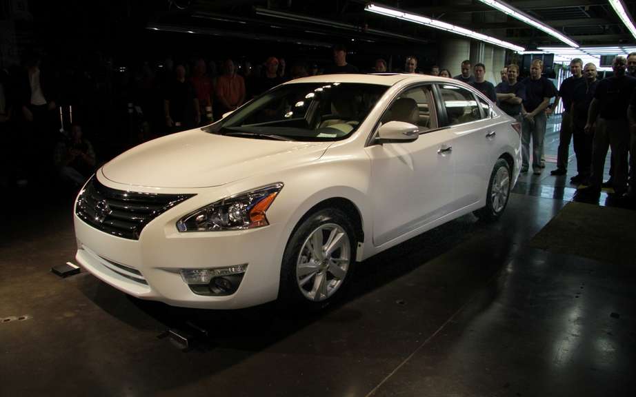 Nissan assembles its first 2013 Altima picture #4