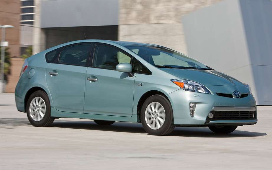 Toyota Prius plug-in hybrid: it beats the Volt and LEAF