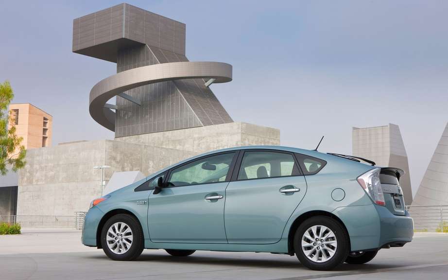 Toyota Prius plug-in hybrid: it beats the Volt and LEAF picture #2