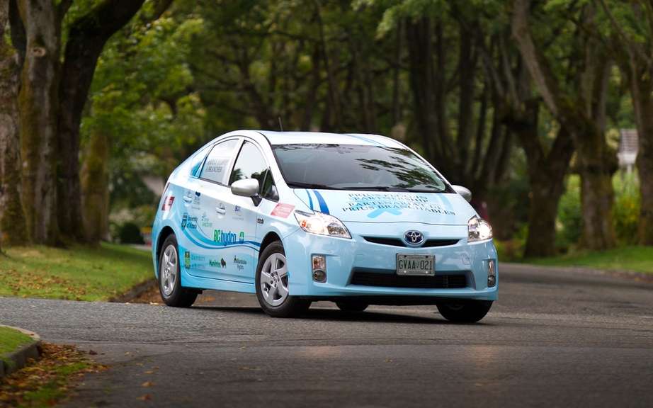 Driving a hybrid vehicle would you save it? Discover it by hybridizing tool Toyota Canada!