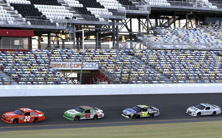 The Dakar ends; NASCAR cars take the track picture #1