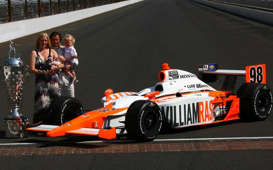 The world of motorsport pays tribute to Dan Wheldon picture #1