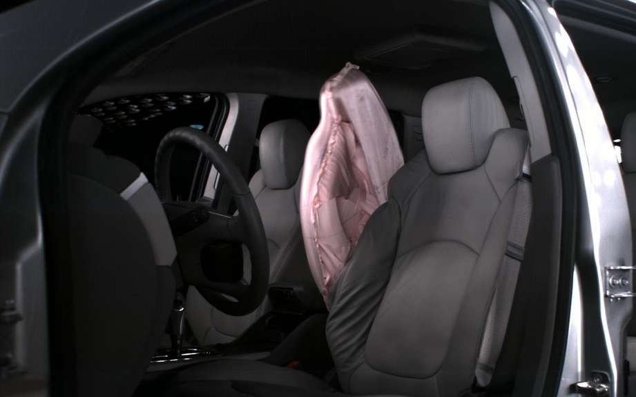 GM launched the first central front airbag system picture #5