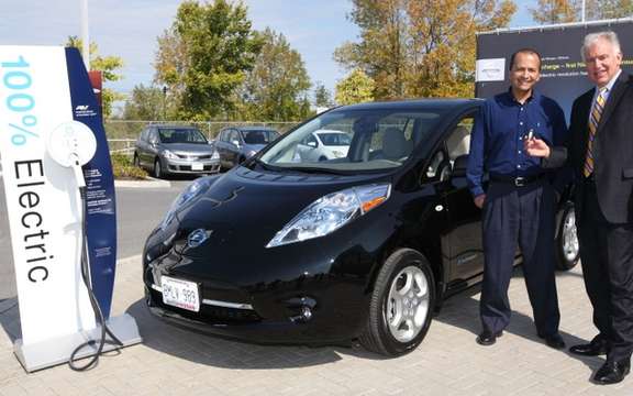 Nissan Canada delivers the first Nissan LEAF electric car 100%, a Canadian customer picture #3