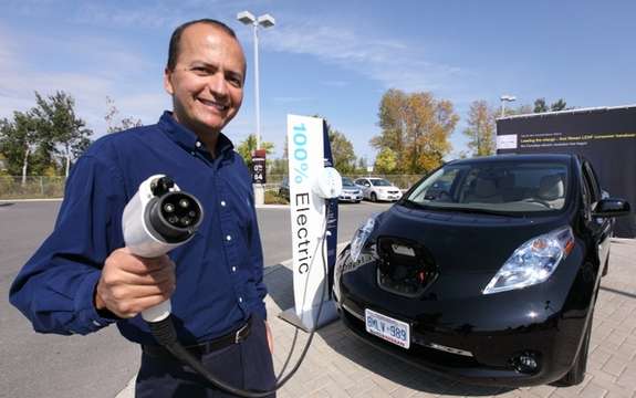 Nissan Canada delivers the first Nissan LEAF electric car 100%, a Canadian customer picture #2