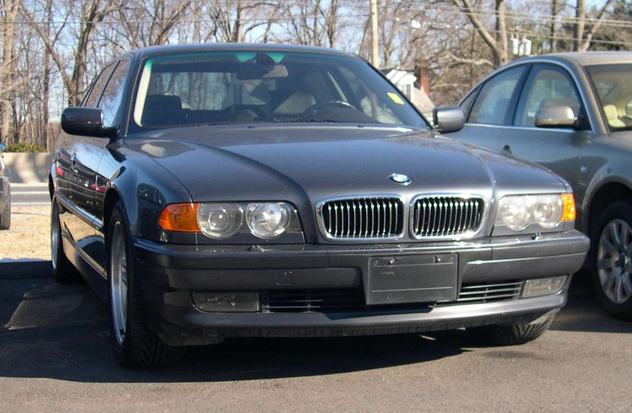 BMW 740i #8991702