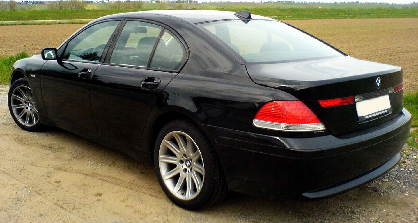 BMW 745i #9666365