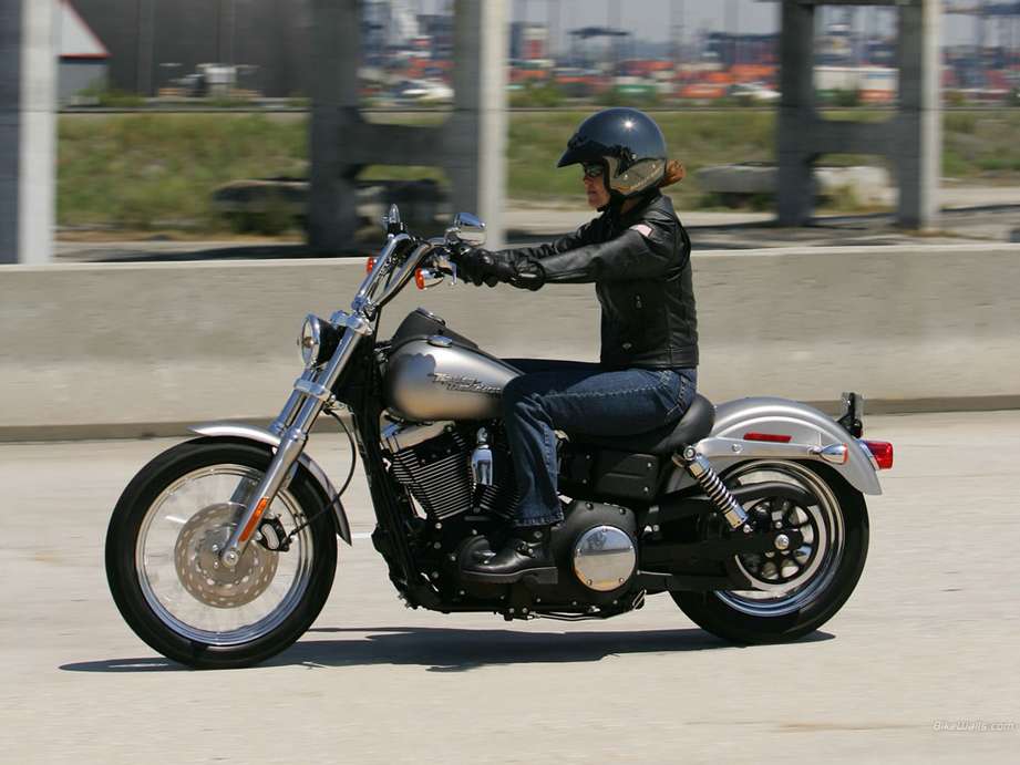 Harley-Davidson Dyna Super Glide #8586386
