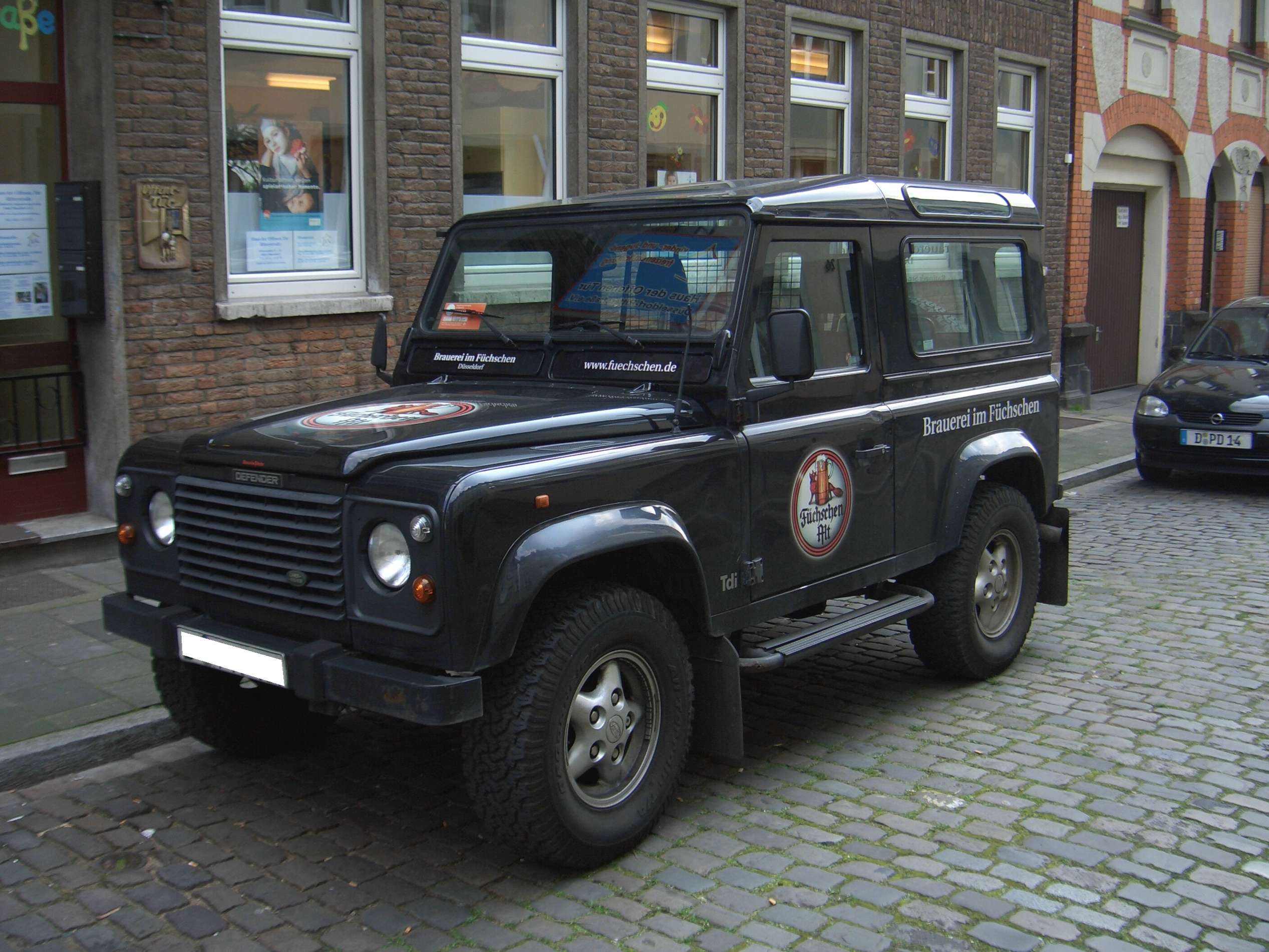 Land-Rover Defender 90 #9576608