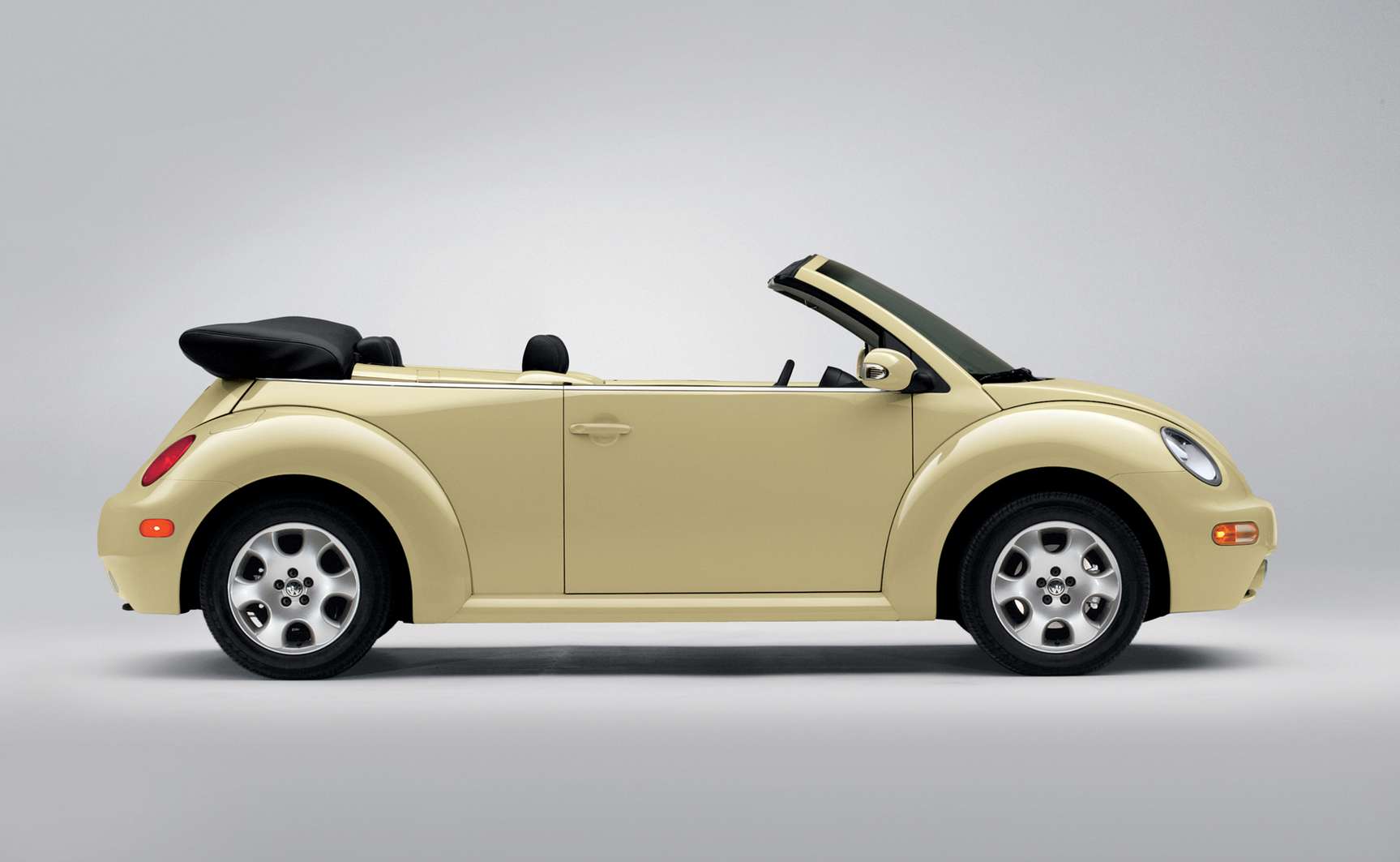 Volkswagen New Beetle #7964104